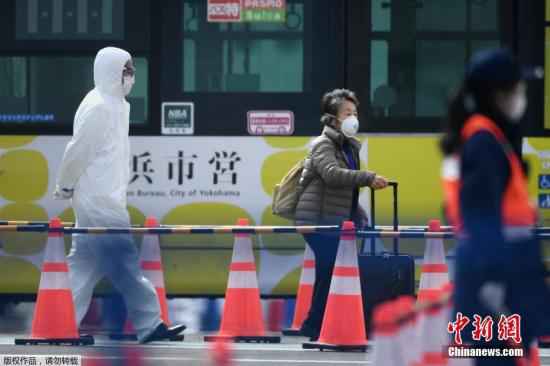 当地时间2月19日,“钻石公主”号邮轮滞留乘客正式开始下船。 钻石公主号邮轮乘客下船进入第三天 计划再下450人