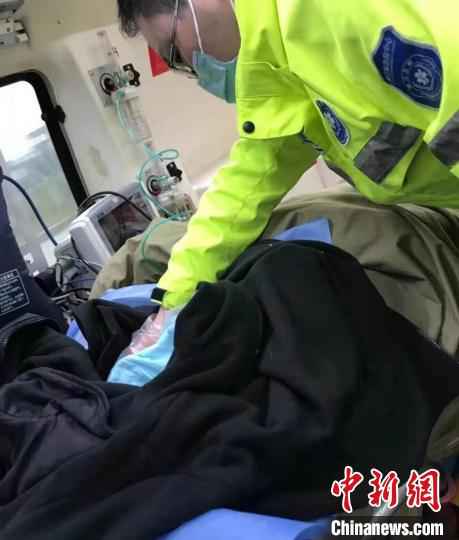  孕妇乘坐高铁羊水破裂 众人接力助其高铁站内顺利生产
