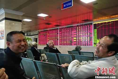 资料图:某证券公司交易大厅内的股民。 中新社记者 刘忠俊 摄 沪指“V”型反弹涨2.34% 机构称A股有望率先企稳回升