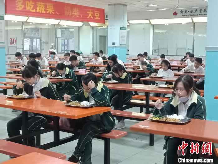  海南高三、初三开学 单人单桌上课错时就餐